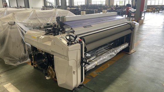 เครื่องทอผ้า Water Jet Loom ความเร็ว 700 - 1000 รอบต่อนาทีสำหรับการทอผ้าโพลีเอสเตอร์ซาตินสีคู่